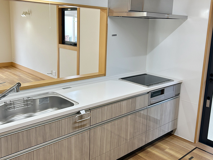 木の温もりとアクセントクロスの調和が良い！